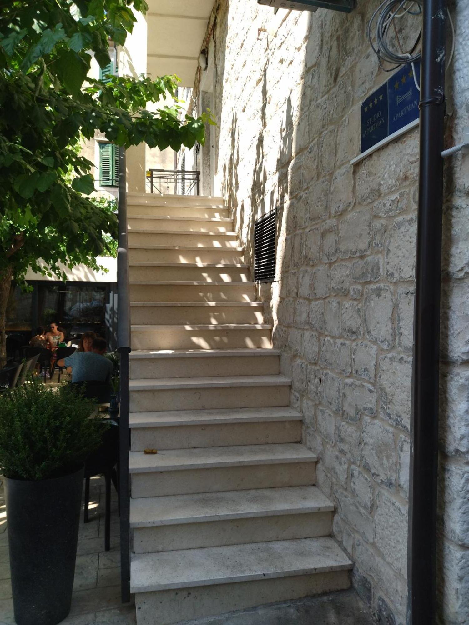 Annie'S Stone Studio & Room Split Exterior foto
